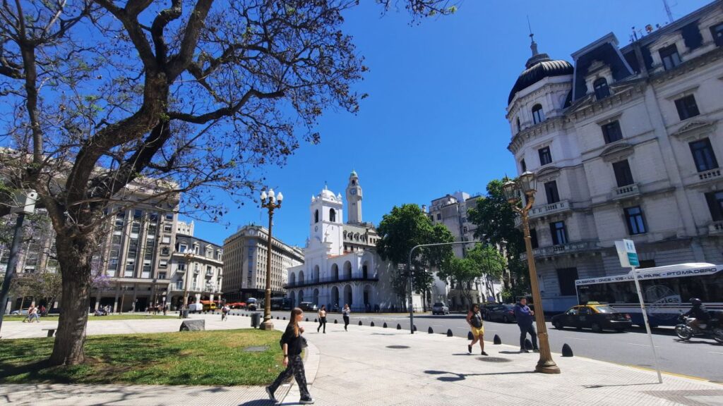 Plaza de Mayo em Buenos Aires, melhor região onde ficar no centro de Buenos Aires, com os prédios históricos ao fundo.