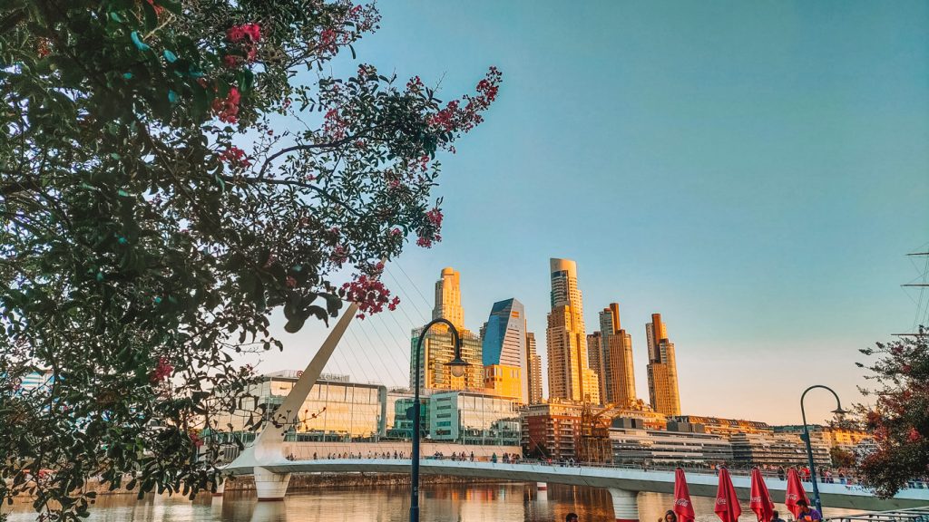 Puente de La Mujer ao entardecer em Puerto Madero, o bairro mais sofisticado para se hospedar em Buenos Aires.