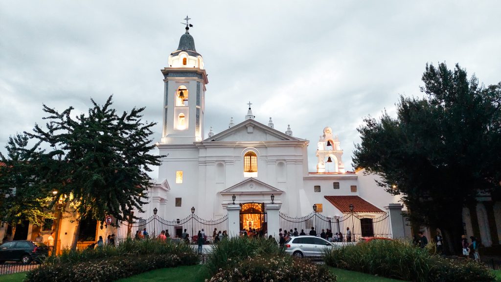 Bairro Recoleta a noite, com a Basílica Nuestra Señora del Pilar iluminada.